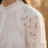 Сорочка з акцентними плечима.