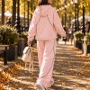 Спортивний костюм рожевого кольору з коричневою окантовкою
