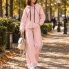 Спортивний костюм рожевого кольору з коричневою окантовкою